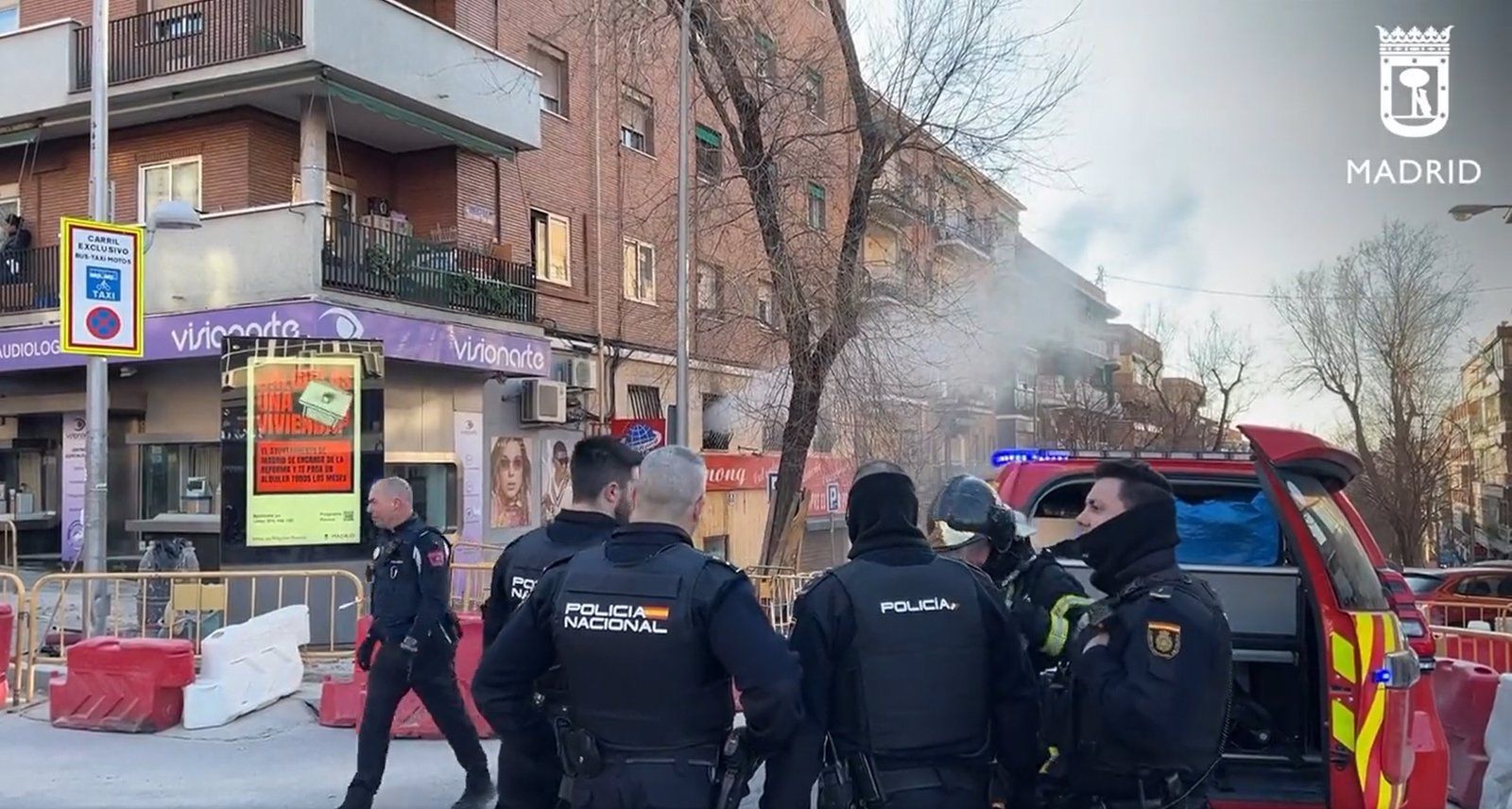 Una fallecida, siete rescatados y once atendidos en el fuego de una vivienda en Ciudad Lineal