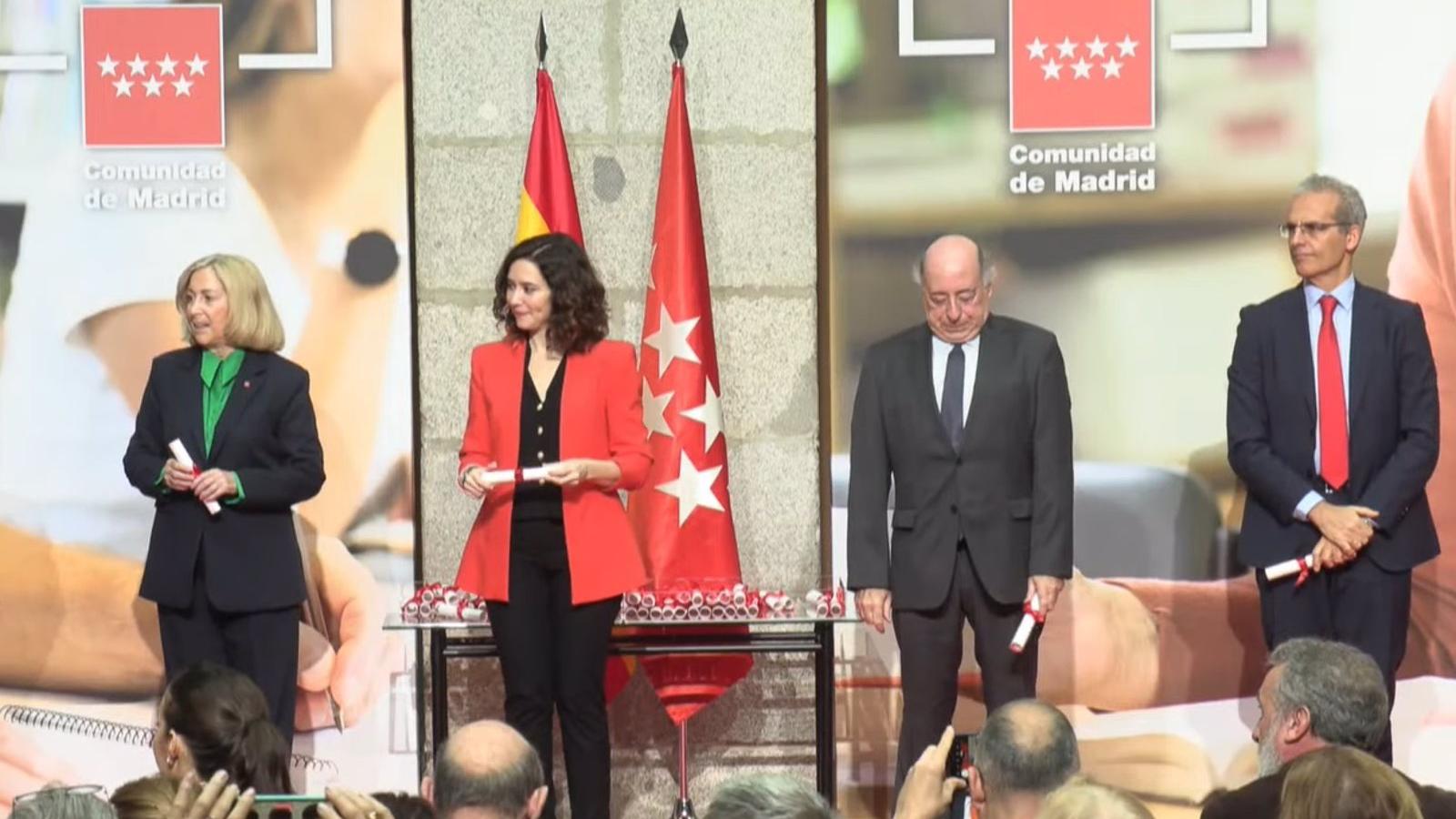 Díaz Ayuso alaba la inquietud de los alumnos de la Universidad para Mayores y subraya su utilidad para la sociedad madrileña