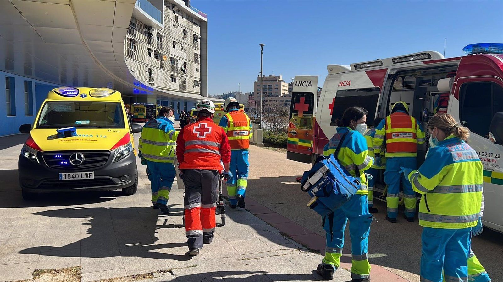 Muere el menor de 16 años que cayó desde seis metros al romperse la pared de cristal de un inmueble en Móstoles