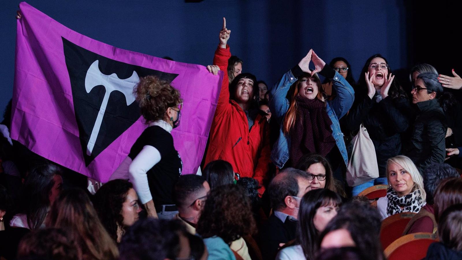Jóvenes feministas se enfrentan a Irene Montero: "Nos están borrando como mujeres y hemos avisado"