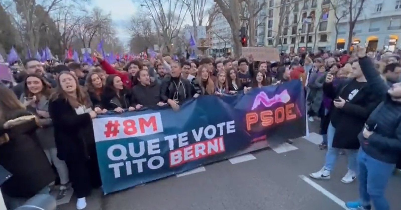 NNGG de Madrid sale a la calle el 8M con el lema 'Que te vote Tito Berni' en una gran pancarta