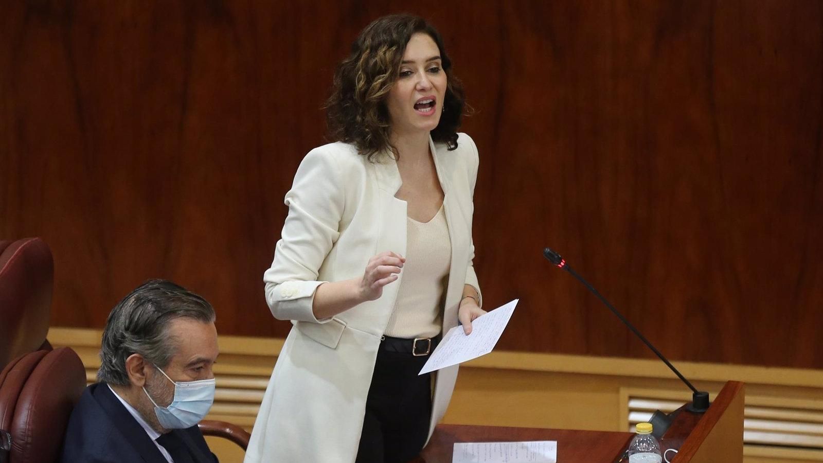 La presidenta regional critica el "chiringuito parasitario" que ha creado Podemos para "victimizar" a las mujeres