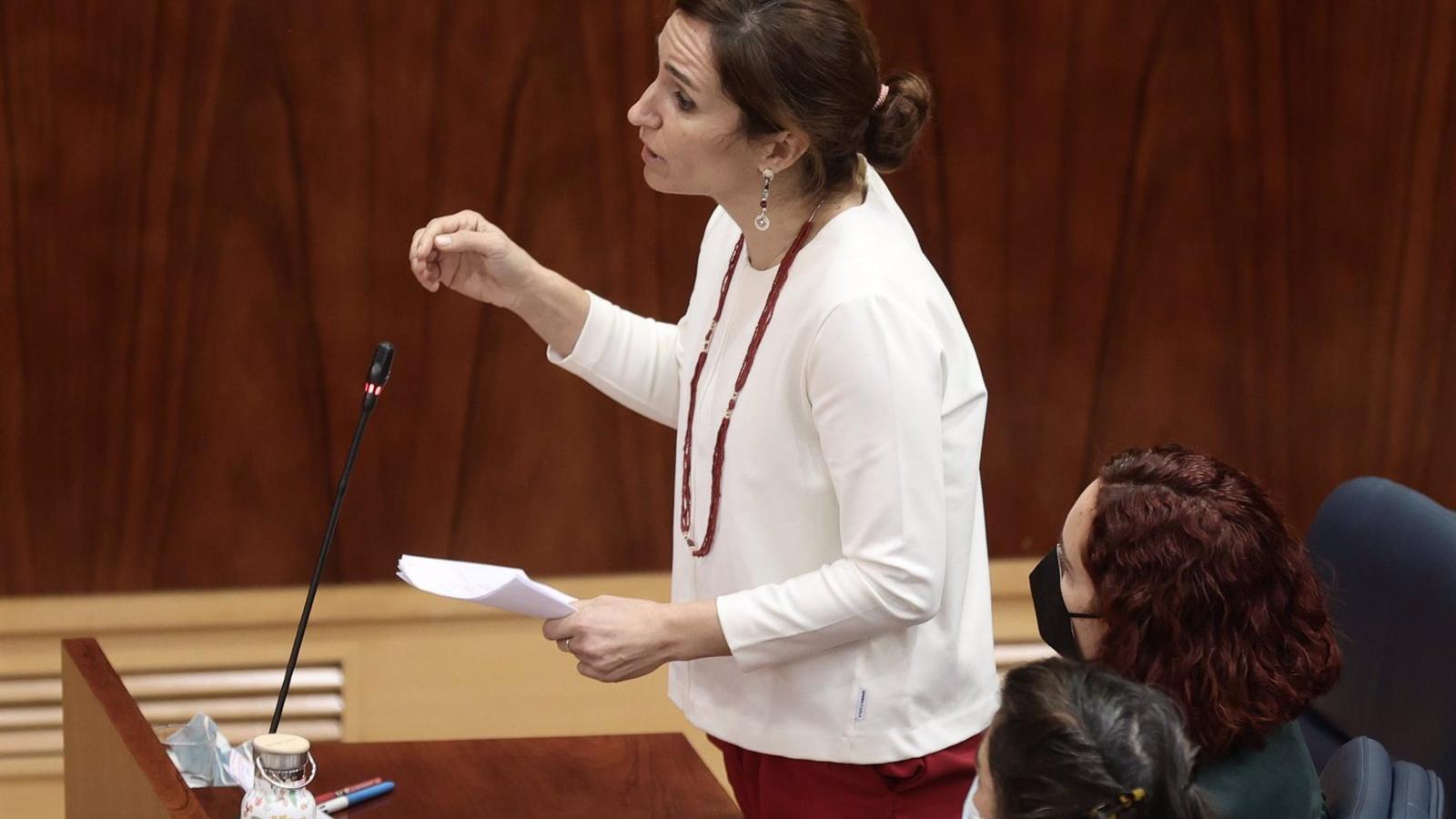 García afea a Díaz Ayuso que haga "chistesitos" sobre personas trans y ella critica que se manoseen sus derechos