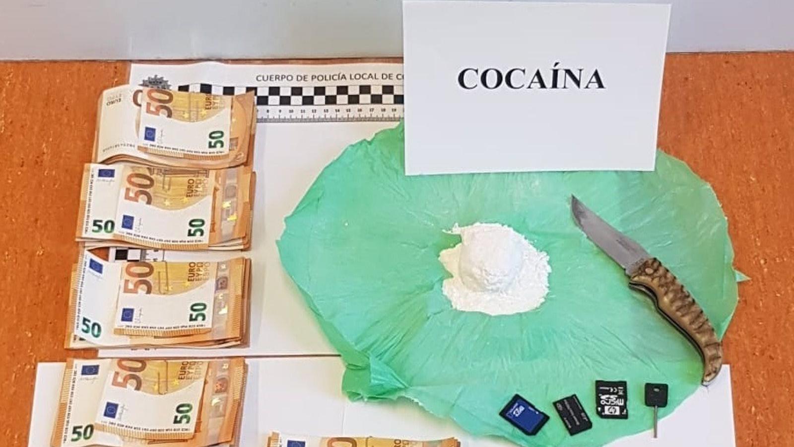 Detenido en Coslada con droga y 5.000 euros cuando golpeaba, muy alterado, la puerta de su madre