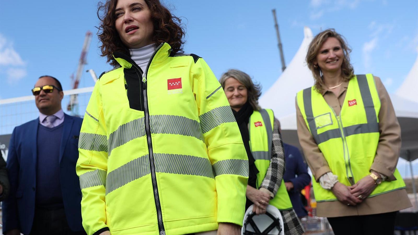 Díaz Ayuso tacha de "patochada" el vídeo de 'Pam' en el 8M con manifestantes atacando a Abascal