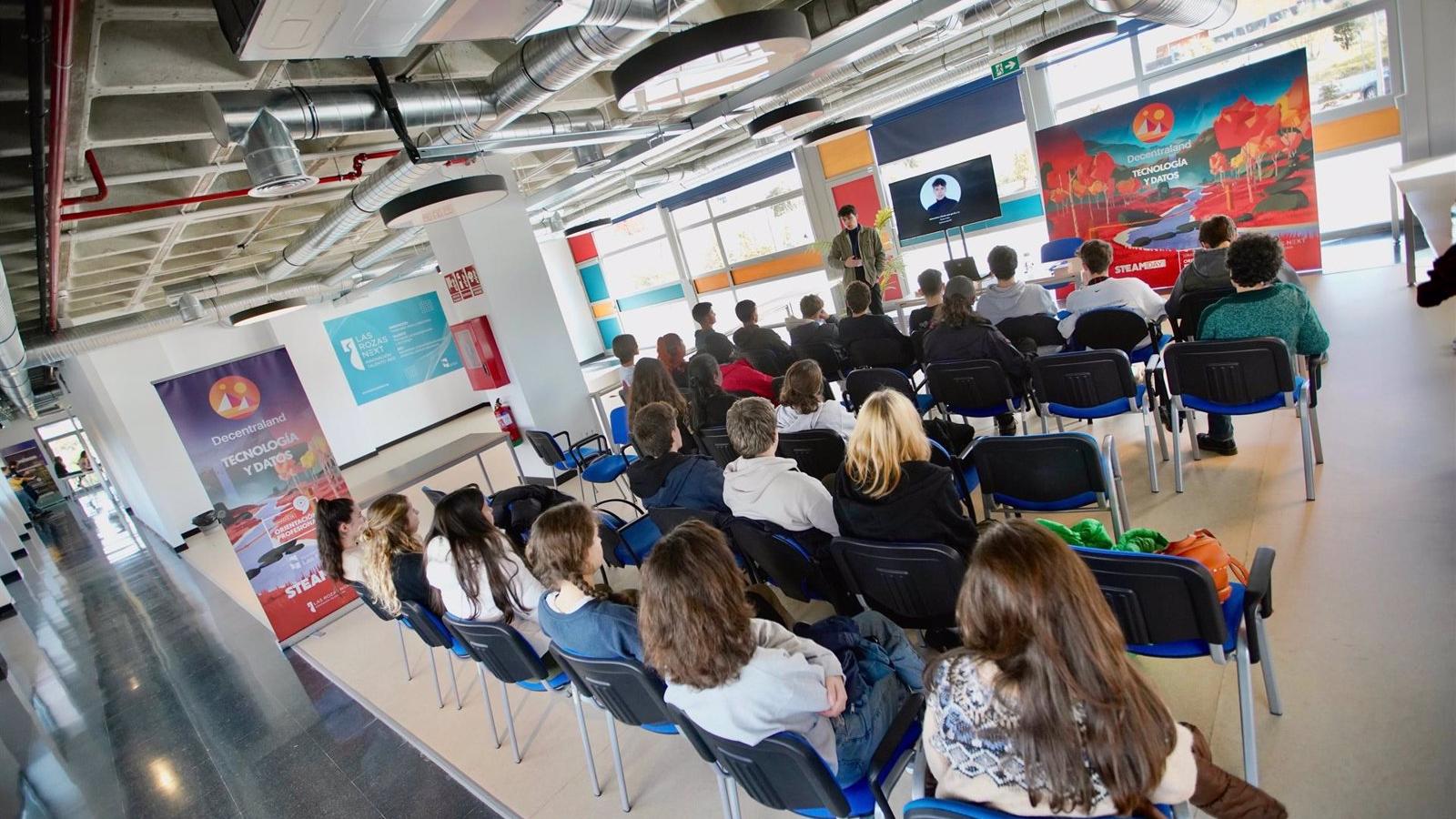 Las Rozas organiza una jornada dedicada a las carreras tecnológicas por la que pasan 400 estudiantes