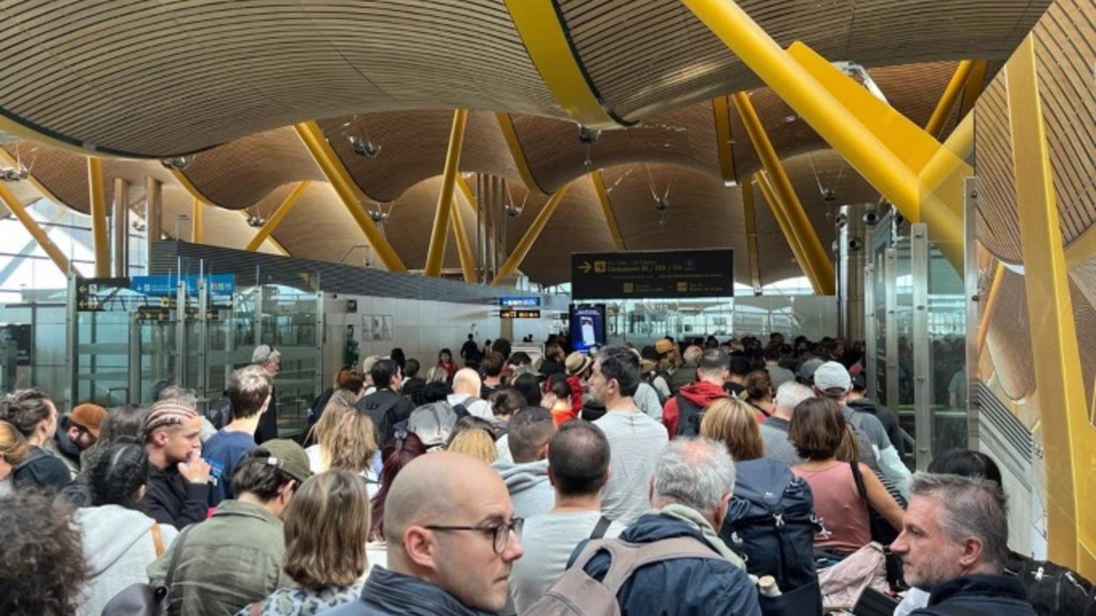 Las líneas aéreas ven "inaceptables" las colas en el control de pasaportes en Barajas y piden más policías