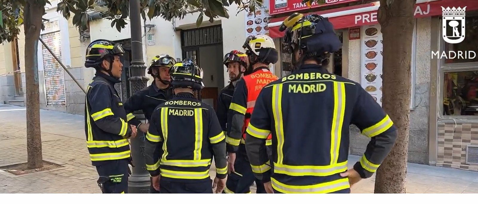 Desalojado un edificio de 20 viviendas en Lavapiés por riesgo grave tras reventarse un pilar de la planta baja