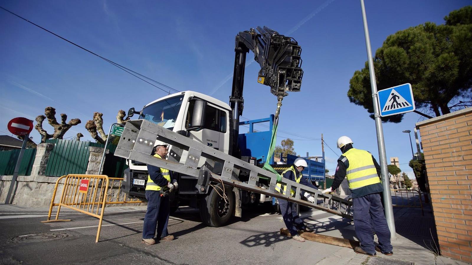 Las Rozas elimina más de 100 postes de luz y telefonía en diez calles en la zona de Las Matas