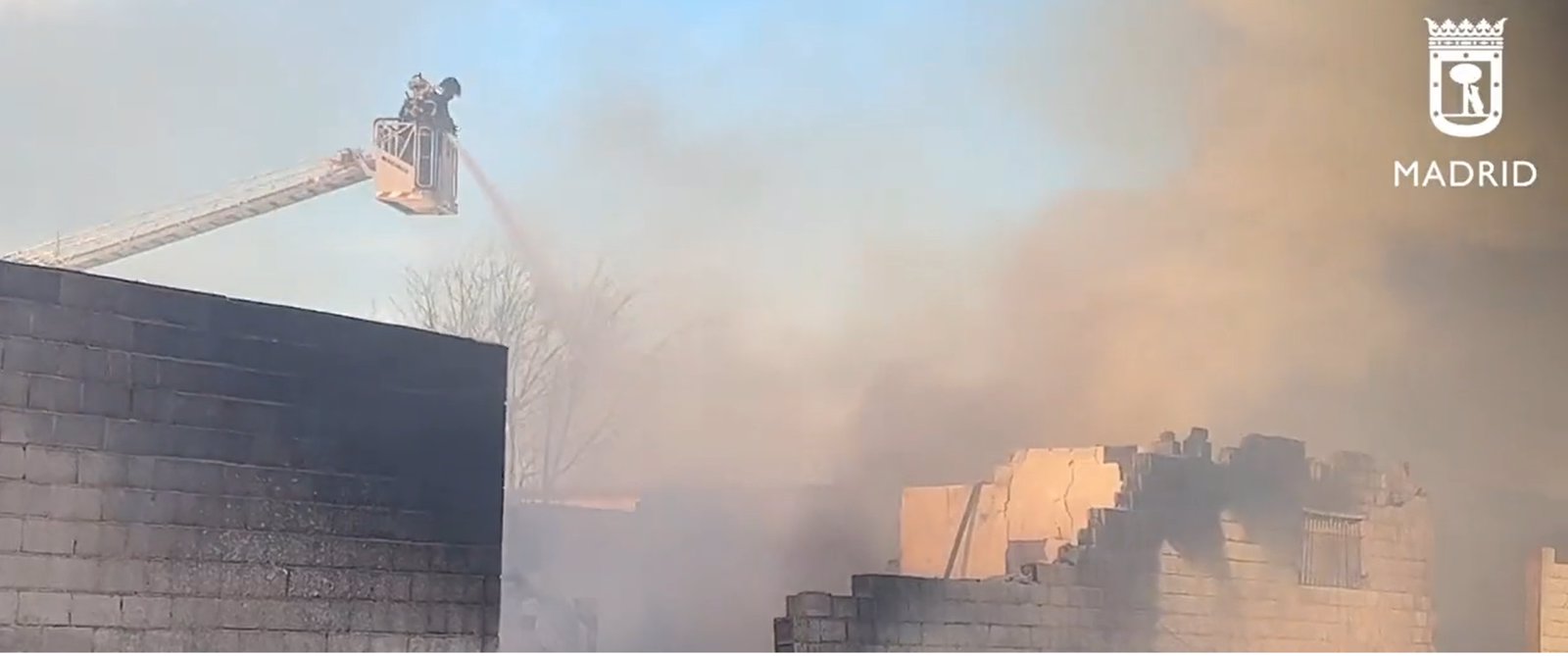  Un fuego calcina una nave de palés de madera y embalajes en Vallecas y genera una gran columna de humo