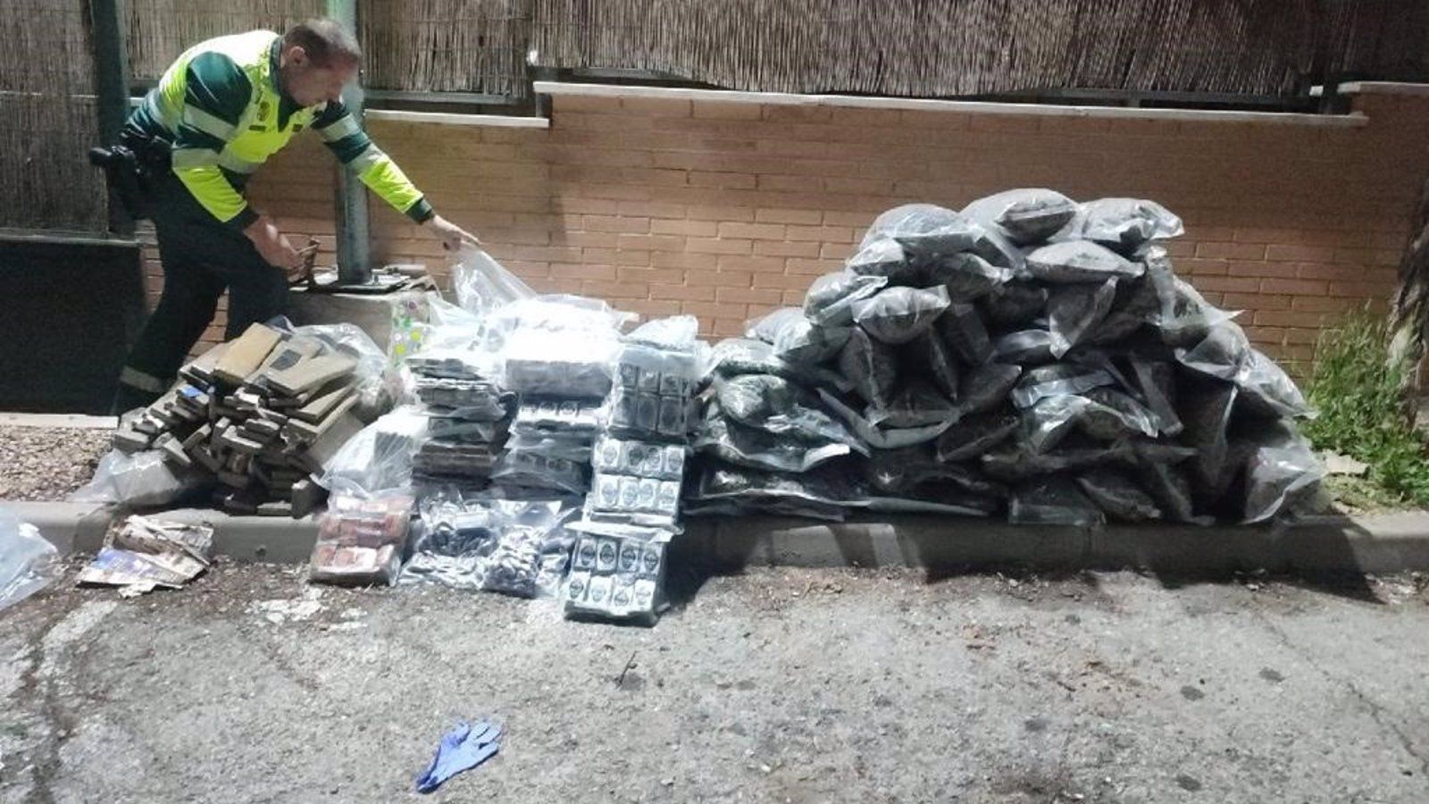 La Guardia Civil localiza 262 kilos de droga en el interior de un vehículo de transporte de caballos