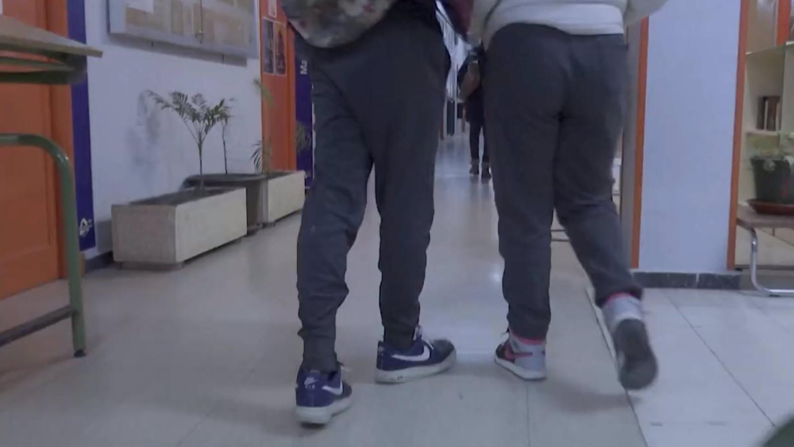 Detenido en Carabanchel por pegar a su hija de 16 años al negarse a enseñarle el móvil tras verla con un chico