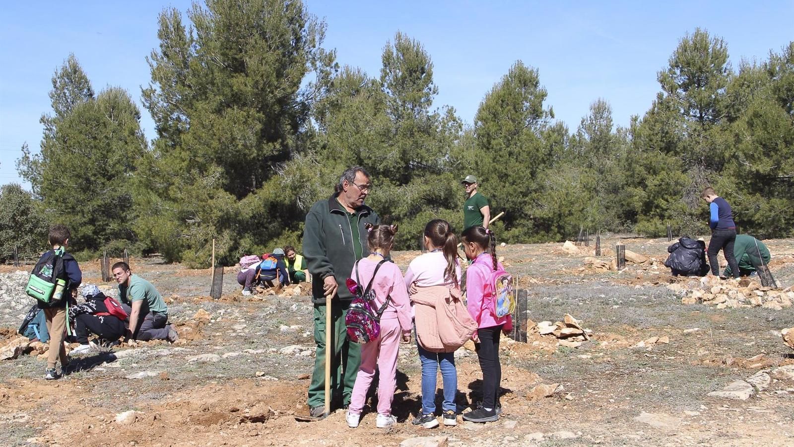 Escolares del Arganda celebran el Día del Árbol plantando 320 especies forestales en la Dehesa El Carrascal