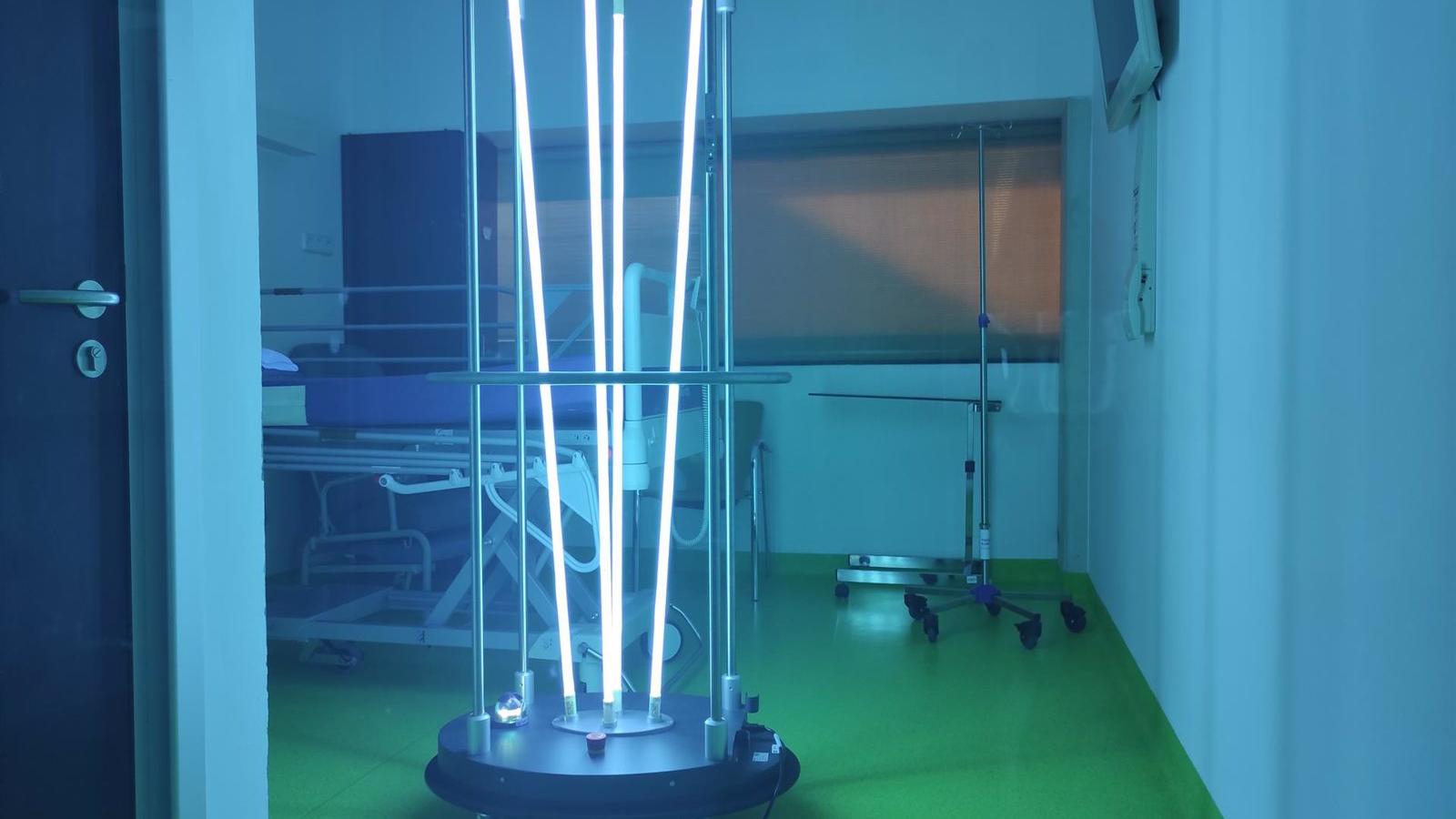 El Hospital de Fuenlabrada incorpora una lámpara de radiación ultravioleta contra patógenos que altera su ADN