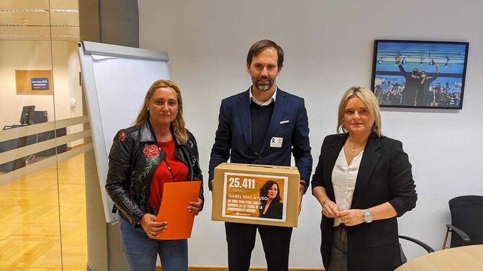 HazteOír entrega al PP 25.000 firmas para pedir que derogue la Ley Trans