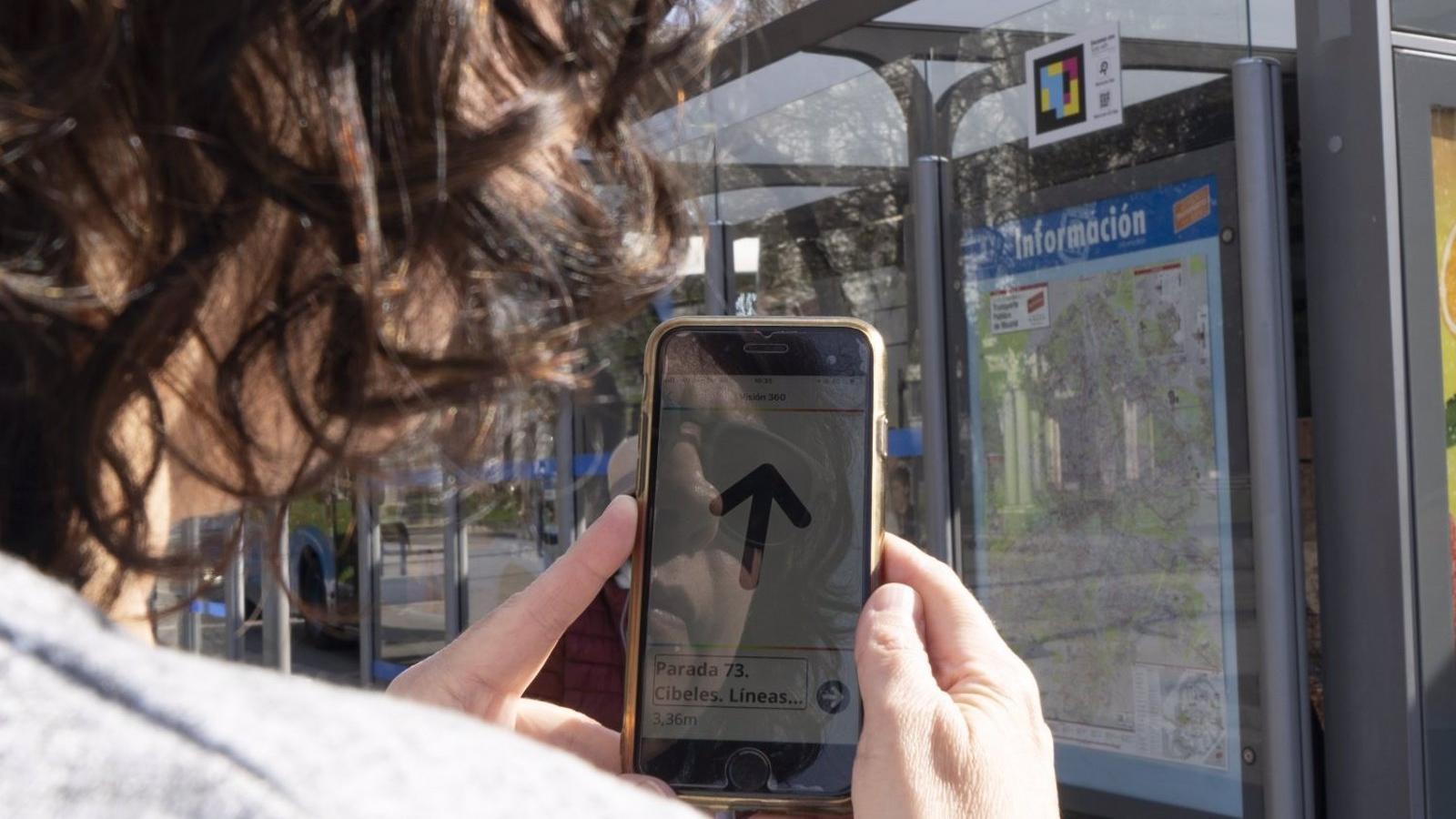 Las marquesinas de la EMT incorporarán señalización por voz para ayudar a las personas con discapacidad visual
