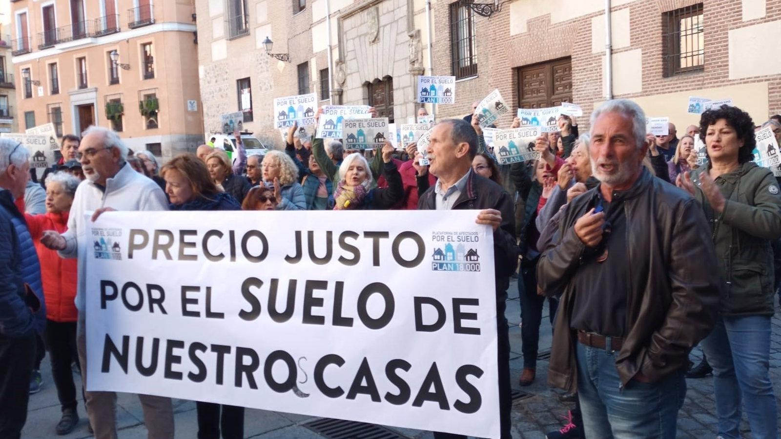 Decenas de vecinos del Plan 18.000 reclaman que el precio del suelo de sus viviendas no salga a la venta tras 30 años "multiplicado por ocho"
