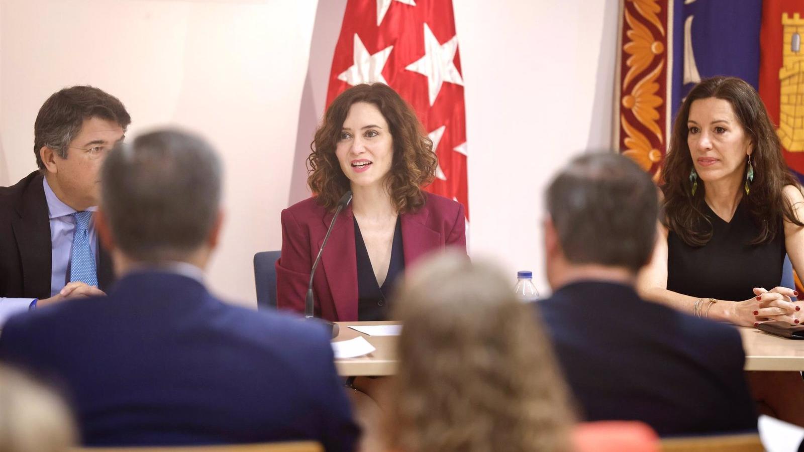 Díaz Ayuso arenga a sus diputados para salir "a ganar" el 28M 