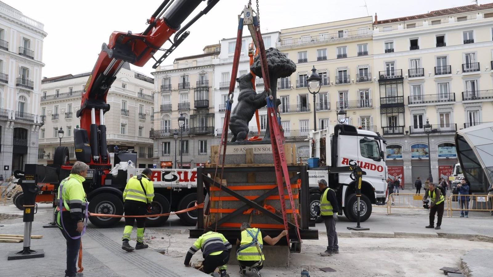 La estatua del Oso y el Madroño ya está en su nueva ubicación en la Puerta del Sol