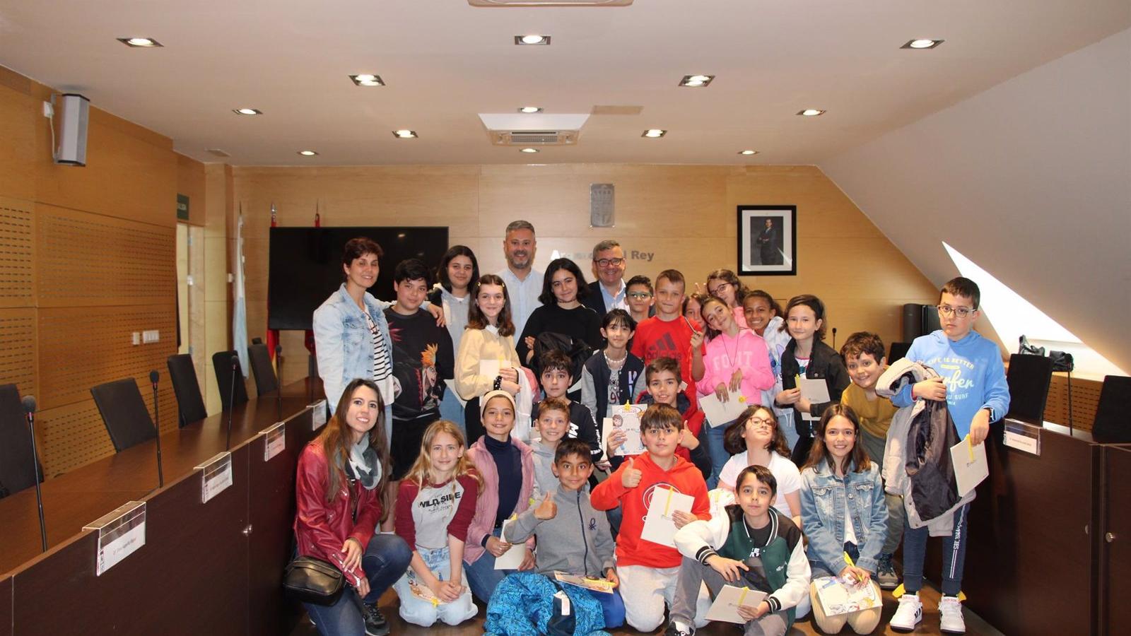 'Un día con tu alcalde' permite a los alumnos visitar el Ayuntamiento de Arganda y conocer a su responsable