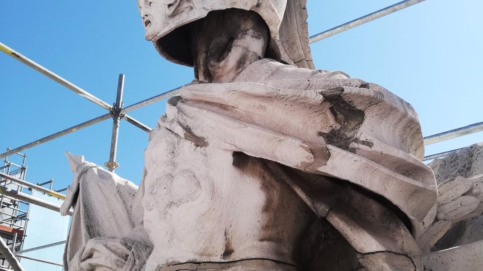 La restauración de la Puerta de Alcalá se centra ahora en la limpieza y sujeción de las esculturas de la parte superior