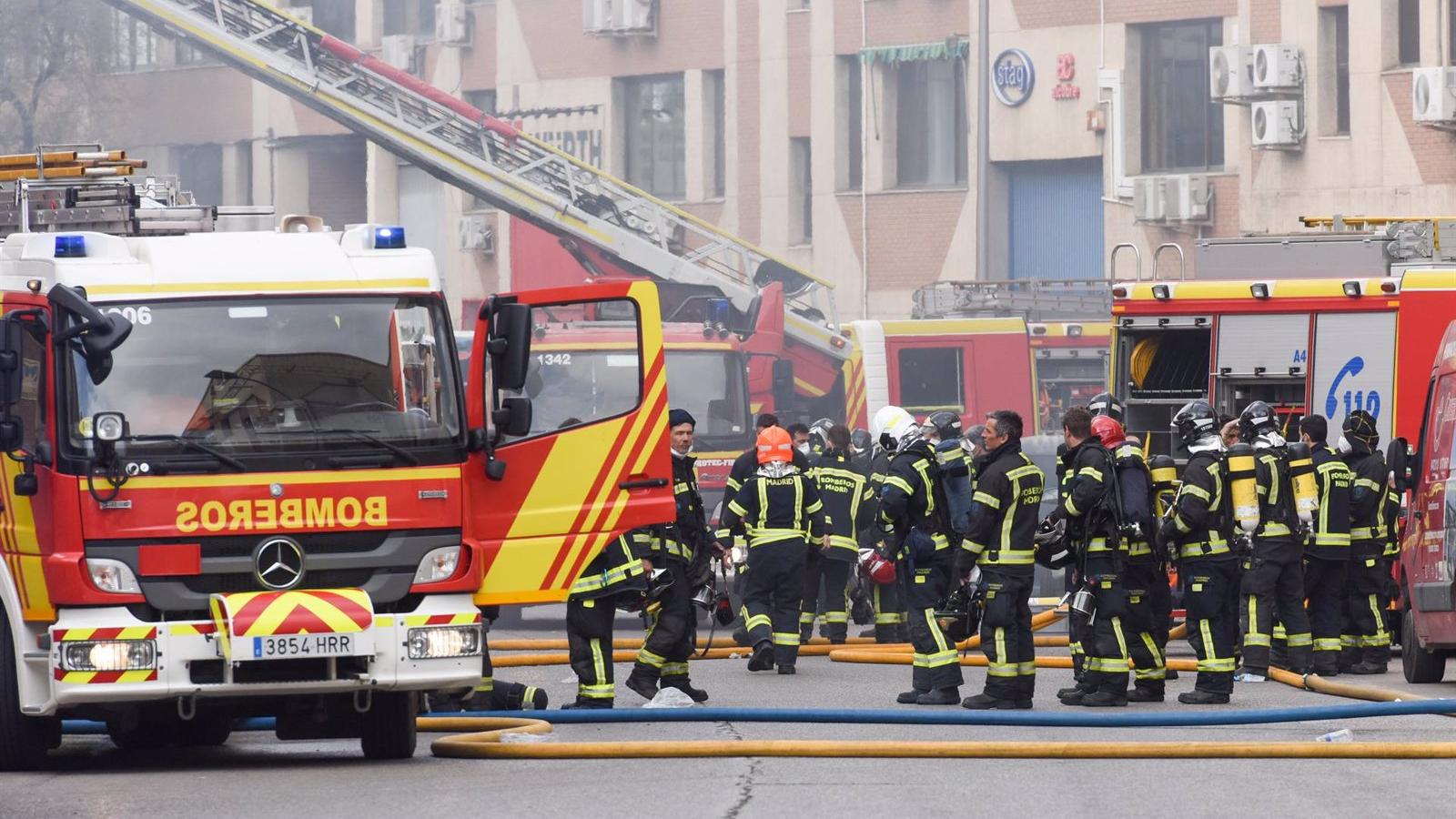 Hasta 36 dotaciones de Bomberos han trabajado en el fuego de la nave de baterías y motos en Villa de Vallecas