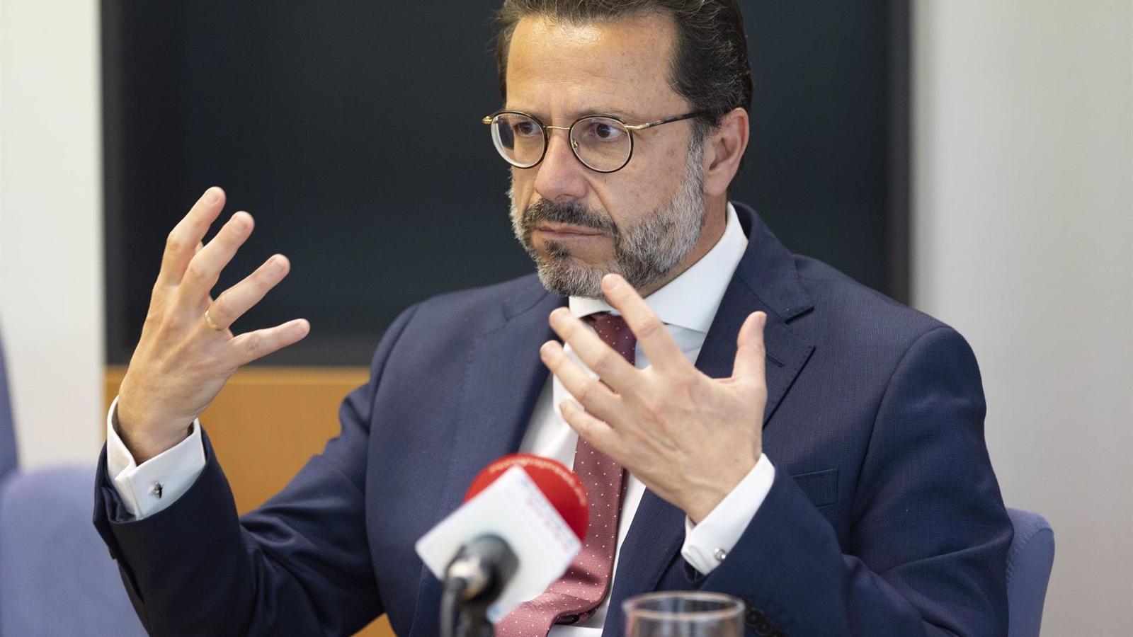 Lasquetty defiende que la jornada laboral de 35 horas para los sanitarios necesita un estudio previo "serio y profundo 