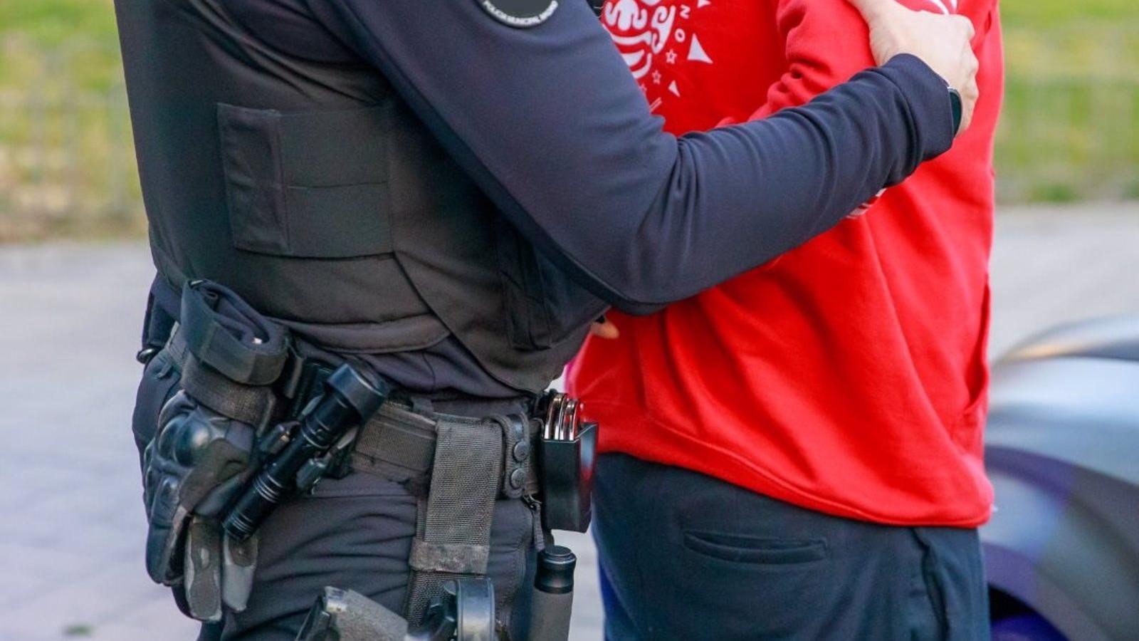  Detenido con 69 dosis de cocaína que iba escondiendo para su venta en un parque del distrito de Latina
