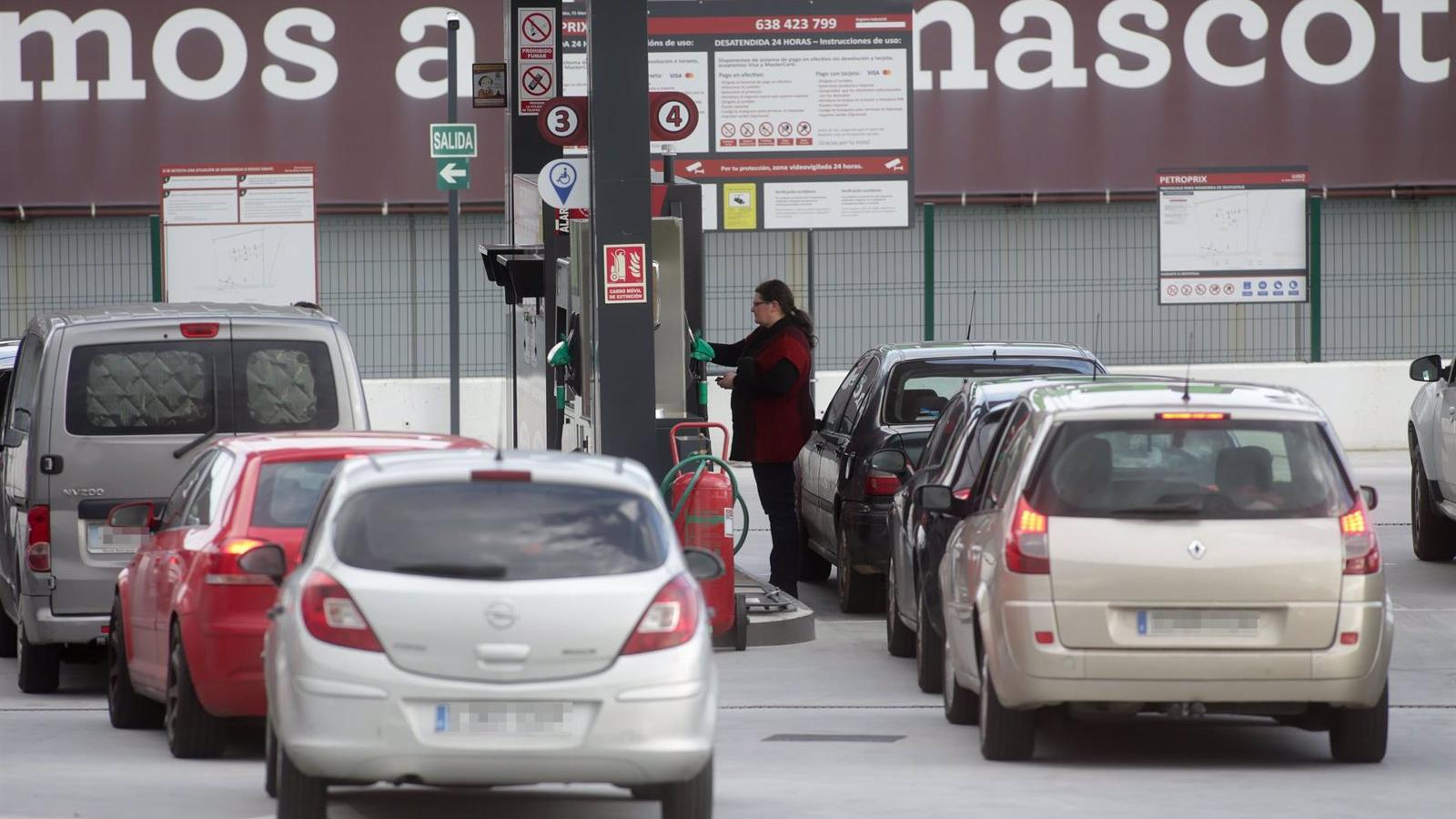 El diésel baja esta semana un 1%, mientras la gasolina sube un 0,21%