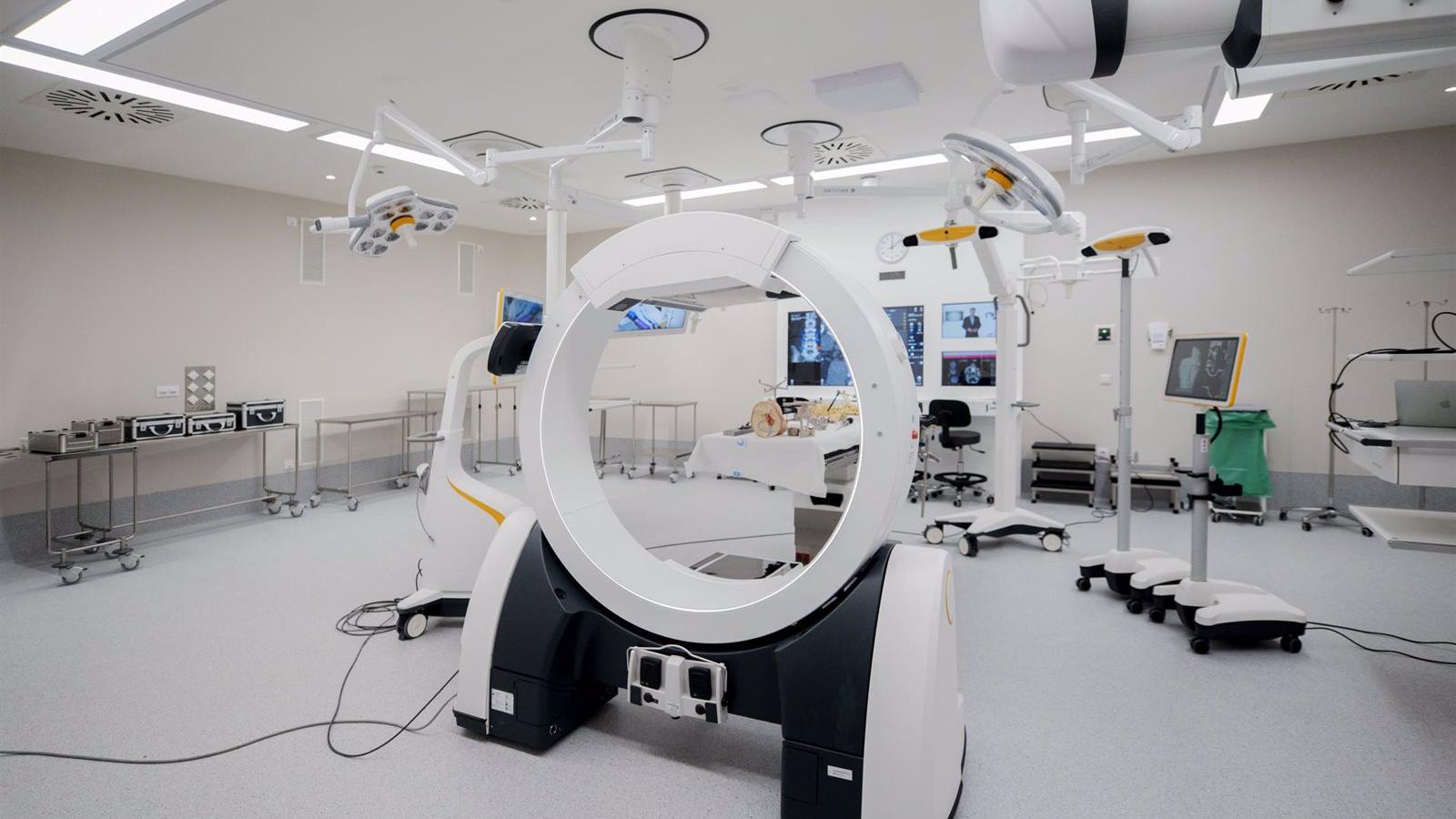 El Hospital público de la Cruz Roja en Madrid emplea una prótesis pionera en las operaciones de hombro