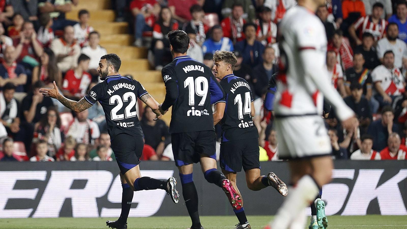 El Atlético de Madrid gana en Vallecas y se pone a tiro del Real Madrid