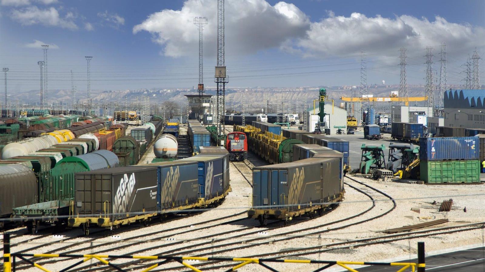 Adif avanza en el desarrollo de la terminal Madrid-Vicálvaro con la adquisición de tres grúas pórtico automatizadas