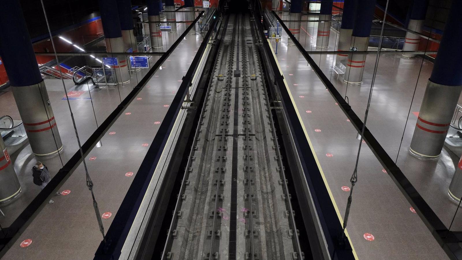 Restablecida la circulación en la L9 de Metro tras varias horas de servicio interrumpido por un desprendimiento