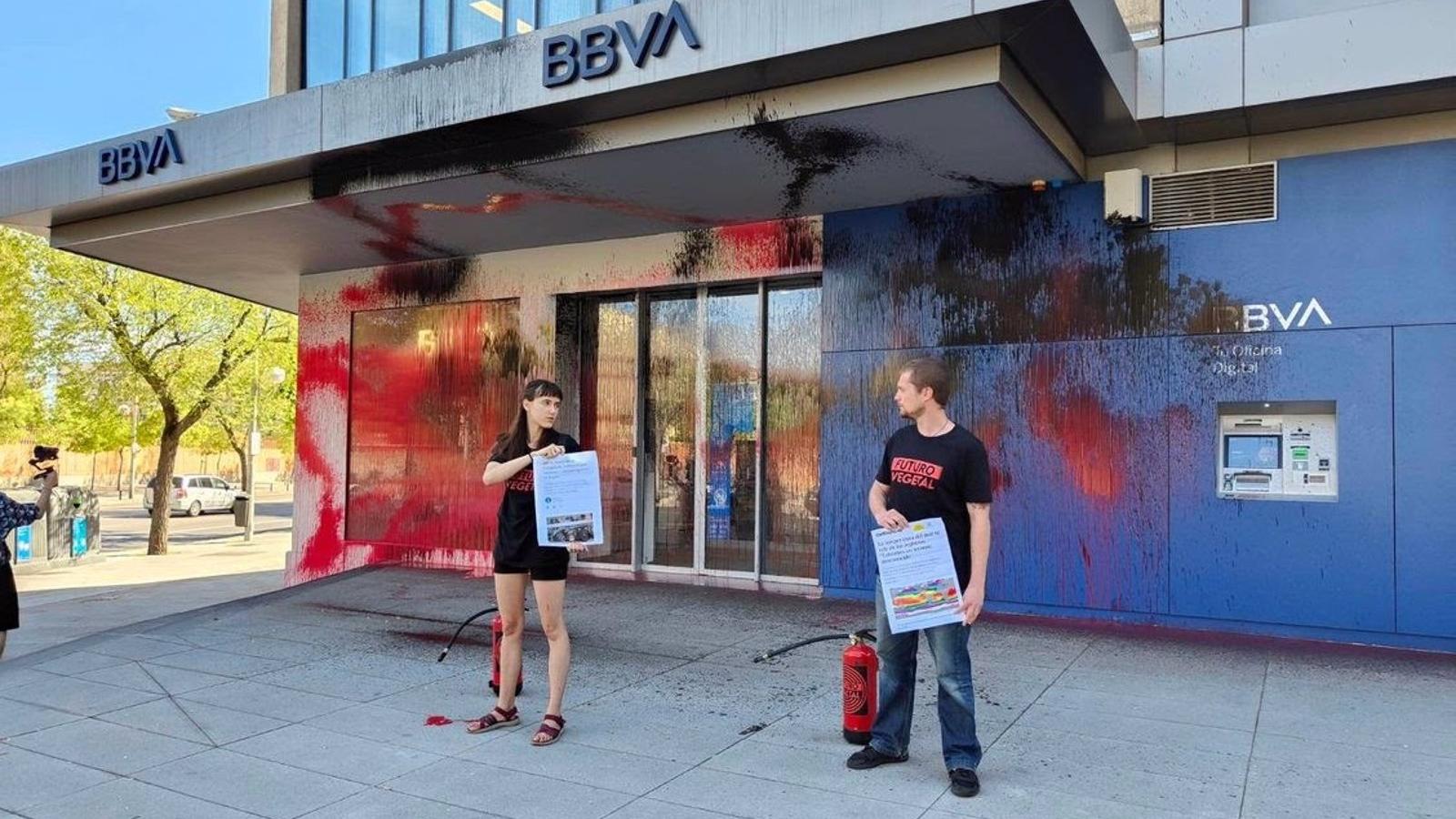 Dos activistas climáticos lanzan pintura a una sucursal de BBVA en Madrid