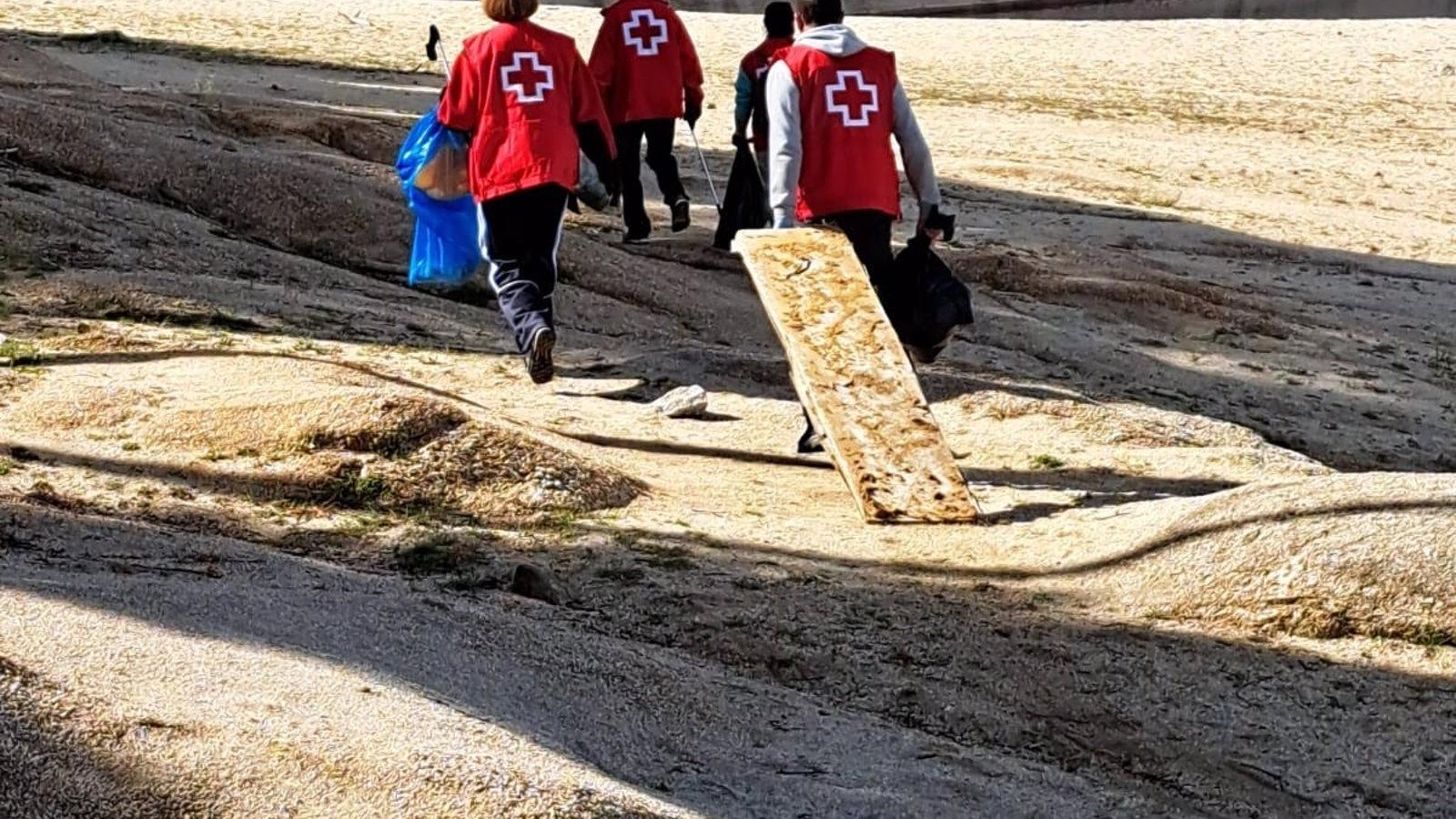 Cruz Roja y Libera recogen 825 kilos de 'basuraleza' en trece puntos de la Comunidad