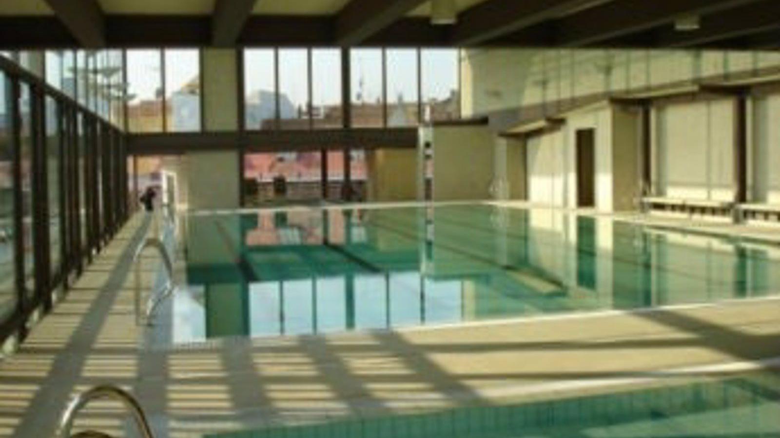 Cerrada la piscina de San Antón, en Chueca, al detectarse desperfectos en la fachada de vidrio