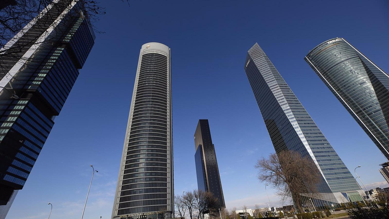 Martínez-Almeida promete cubrir la Castellana frente a las Cuatro Torres para crear un nuevo espacio verde