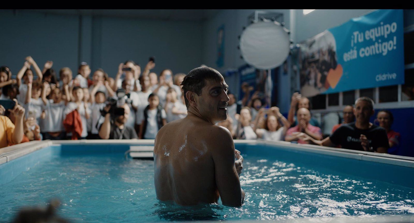 El madrileño Pablo Fernández bate su sexto récord Guinness al nadar 104,4 kilómetros a contracorriente en 24 horas