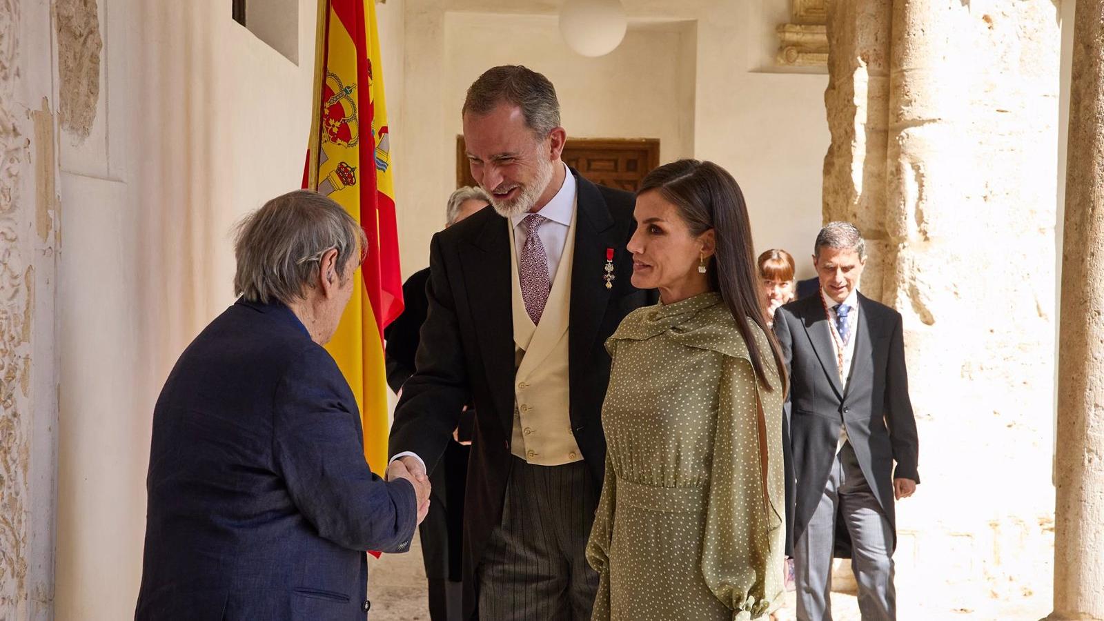 El Rey ensalza la poesía de Rafael Cadenas, ganador del Premio Cervantes 2022