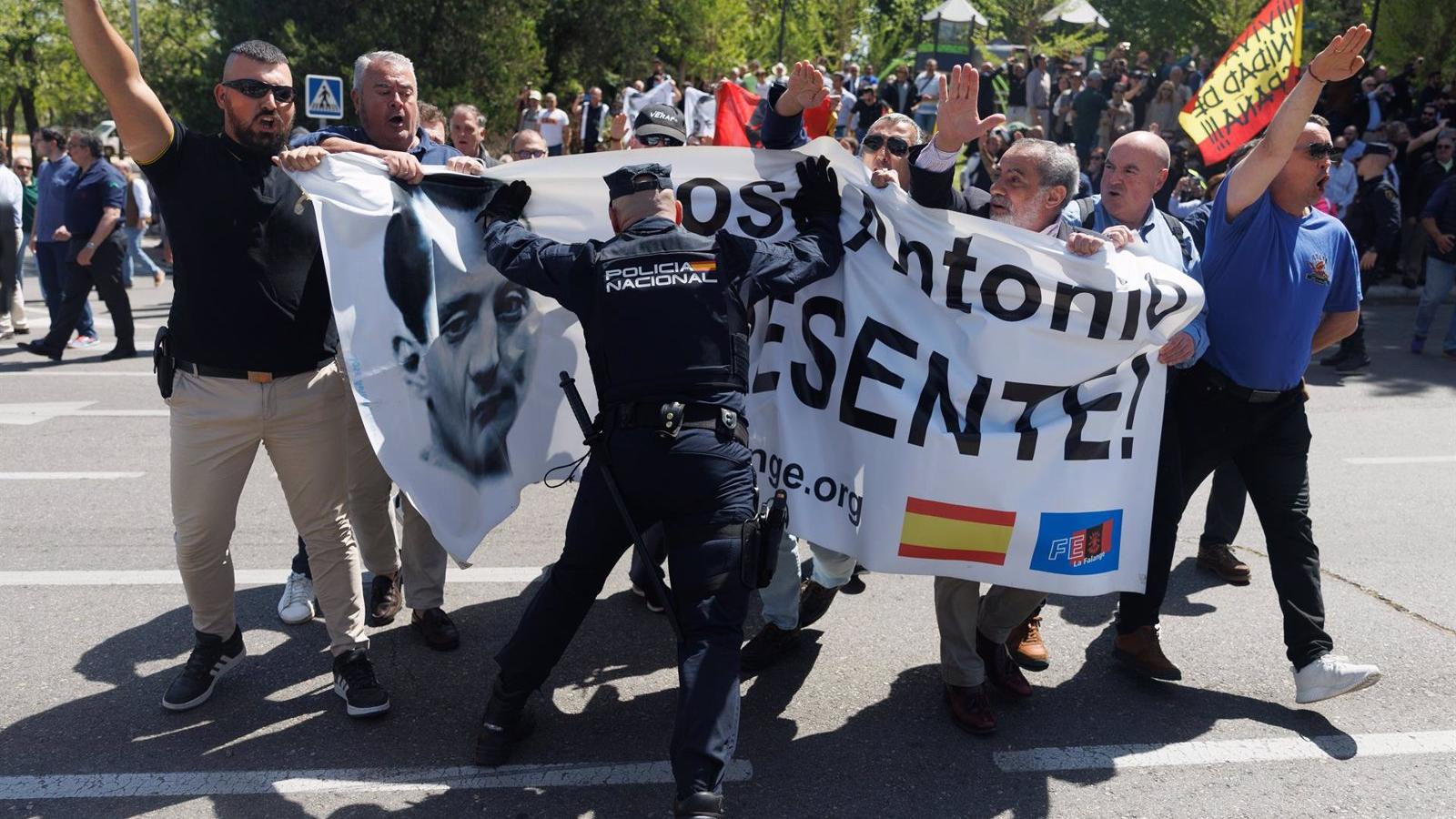 Cerca de 200 falangistas se congregan en el cementerio de San Isidro a la llegada de los restos de Primo de Rivera
