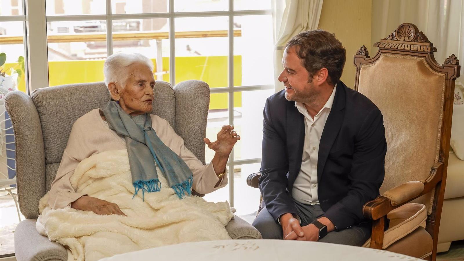 El alcalde de Torrejón visita a la primera concejala del Ayuntamiento, que cumplió esta semana 100 años