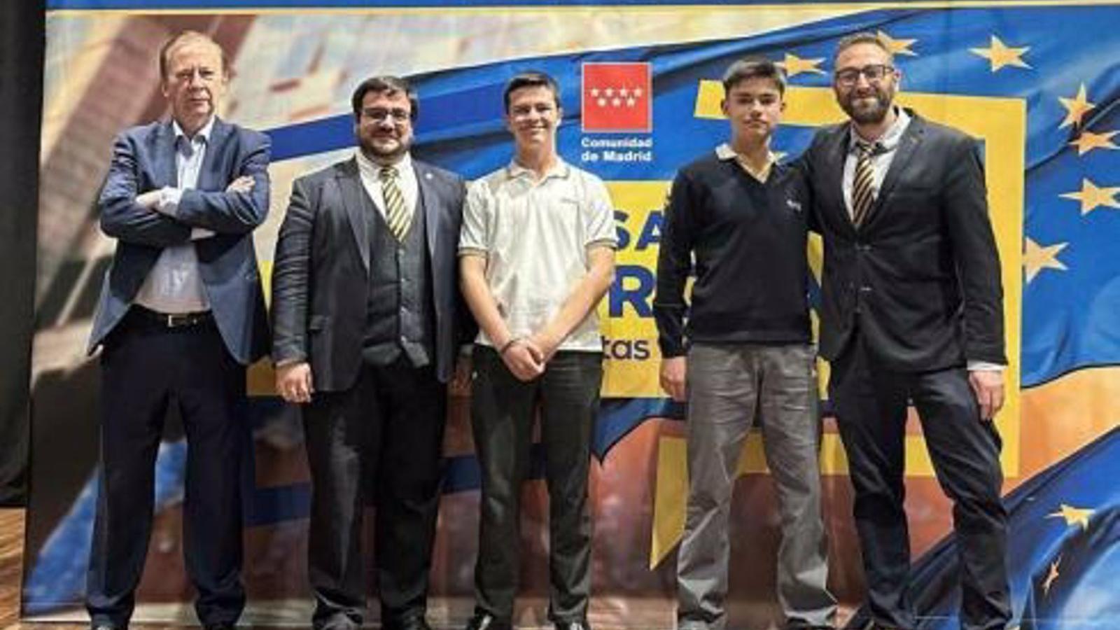 Dos alumnos del colegio San Juan Evangelista de Torrejón, ganadores del concurso '¿Qué sabes de Europa?'