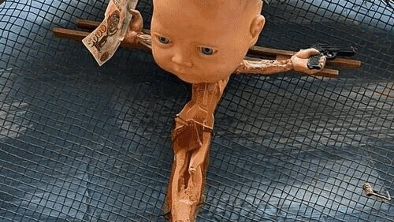 Un juez abre diligencias contra un colectivo de artistas de Fuenlabrada por exhibir Cristos crucificados con pistolas y cabezas de muñecos
