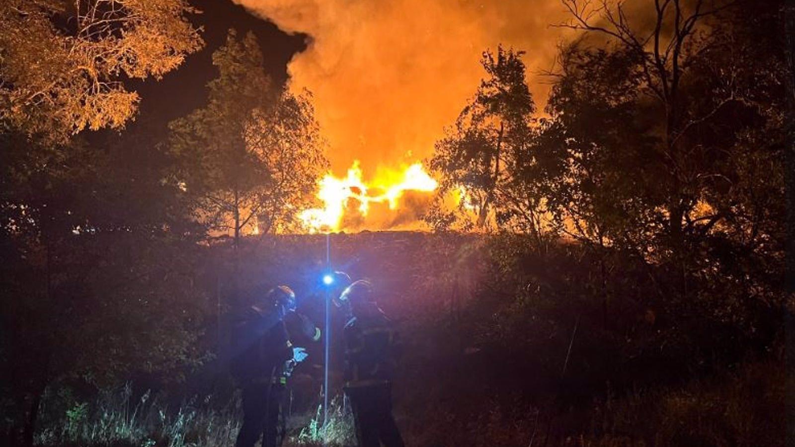 Controlado el incendio en el exterior de una planta de reciclaje en Colmenar Viejo