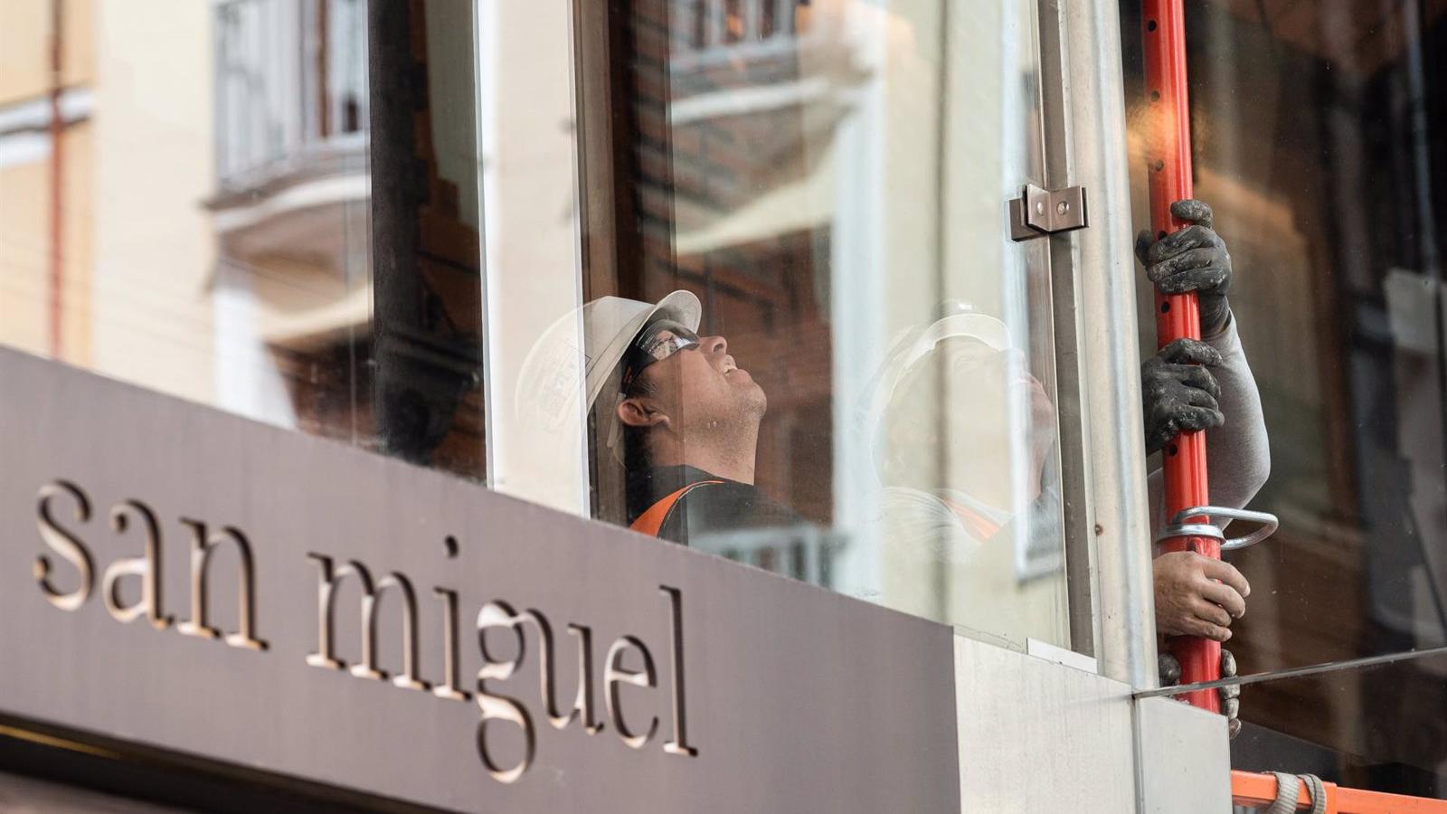 El Mercado de San Miguel reabre sus puertas tras 24 horas cerrado y salva el puente
