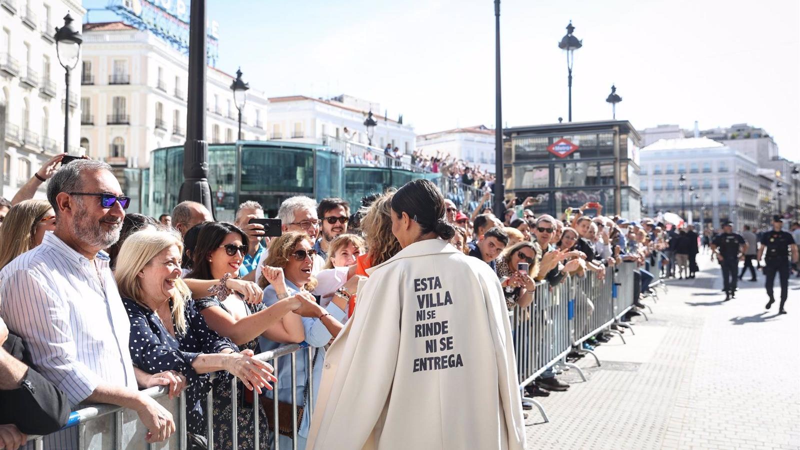 Villacís luce en el 2 de mayo un abrigo con mensaje: "Esta Villa ni se rinde ni se entrega"
