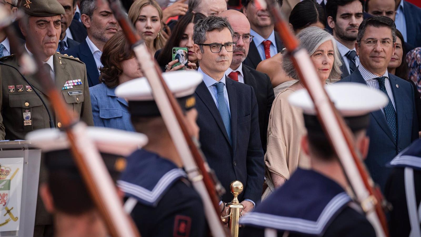 Choque entre la Comunidad y el Gobierno al intentar Bolaños subir a la tribuna del acto cívico-militar de Sol