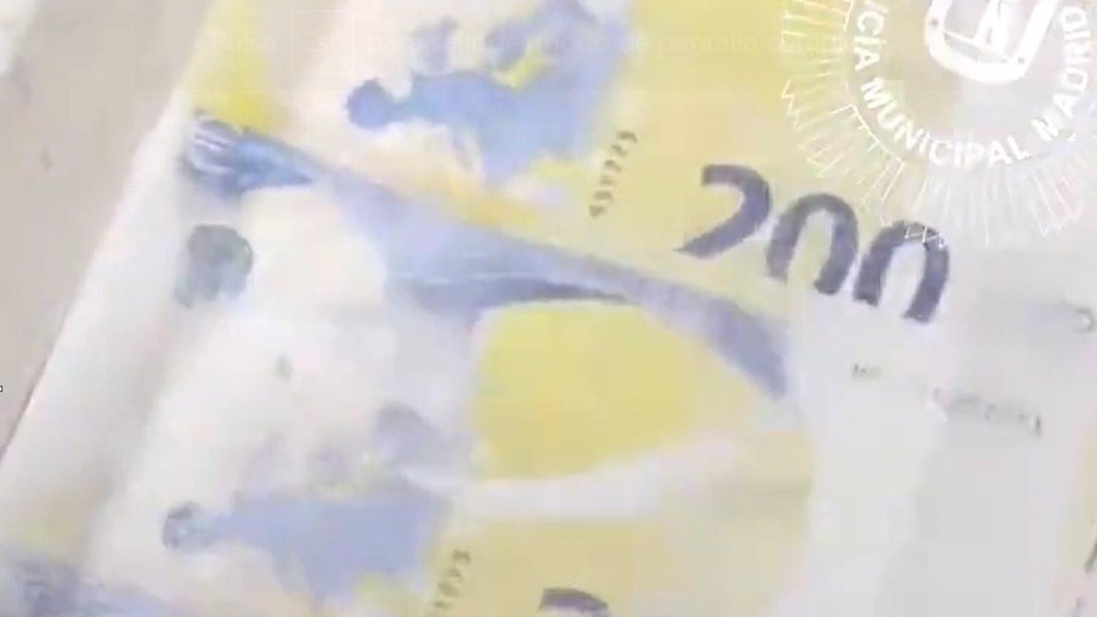 Dos detenidos en Ciudad Lineal con material para falsificar billetes y dinero falso por valor de 29.700 euros