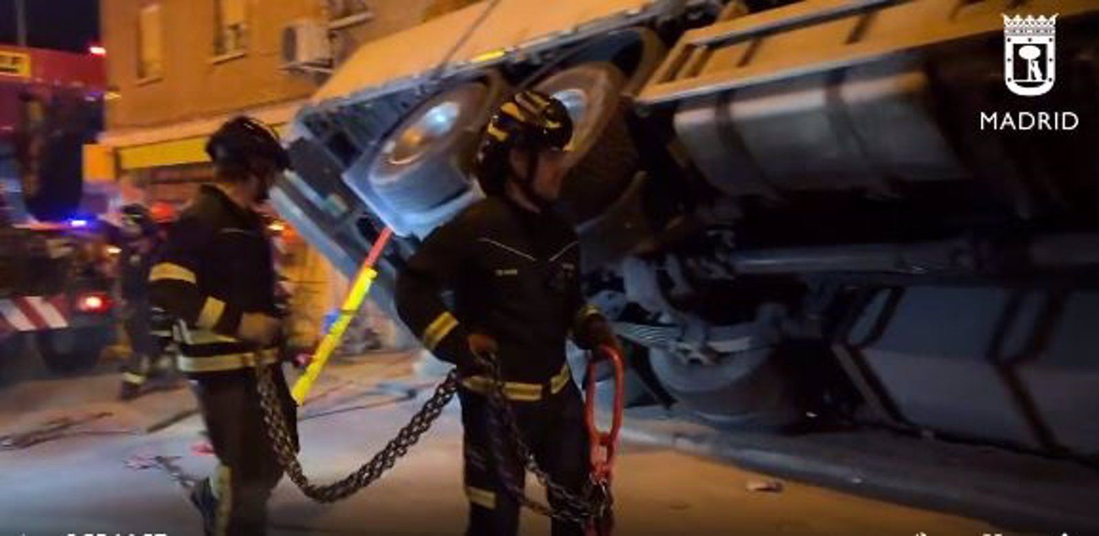 Los bomberos de Madrid lograron enderezar un camión de 15.000 kilos que se había volteado en el forjado de una construcción en Tetuán
