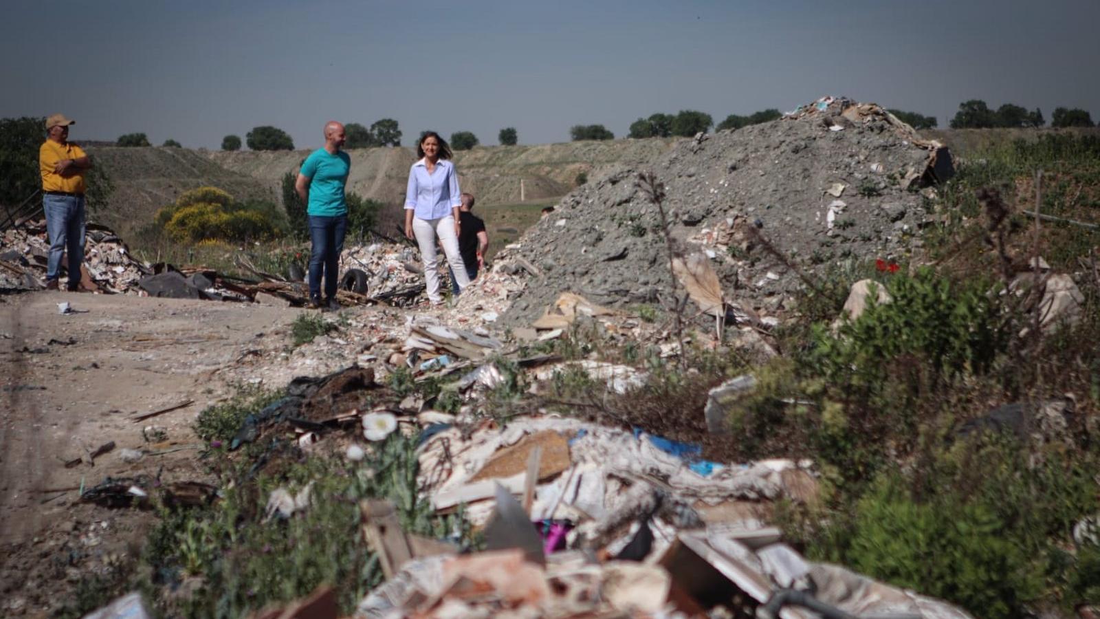 Maroto promete eliminar el vertedero del Camino de la Magdalena de Vallecas y hacerlo un pasaje verde